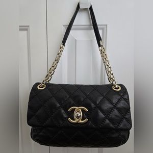 Medium calfskin handbag.
Dimensions
11wX6½hX5½d
17" length from top strap